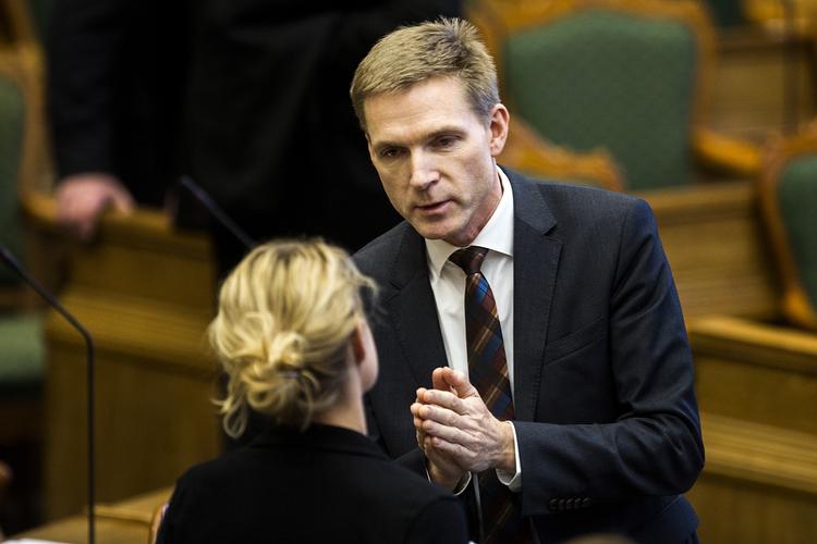 Enige. DF-formand Kristian Thulesen Dahl giver nu Enhedslistens Johanne Schmidt Nielsen håndslag på, at de sammen vil stemme for en halvering af genoptjeningsperioden. 