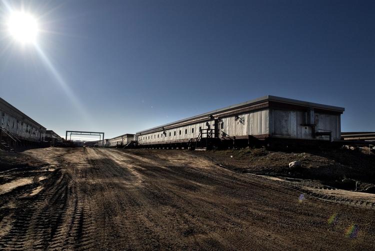 ØDE. Thulebasen har tidligere huset op mod 10.000 personer, men er i dag hjemsted for omtrent 550 personer: 165 amerikanere, de fleste i luftvåbnet, og omtrent 400 ansatte i Greenland Contractors. Selv om sommeren, som dette arkivbillede er fra, er der store vedligeholdelsesopgaver, og mange firmaer ønsker den store kontrakt. 