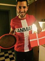 Danmark. Iklædt rød-hvide farver og med en chokoladekage i hånden er Jakob Sheikh vandret igennem rigtig mange menneskers facebookfeed den seneste uge. 