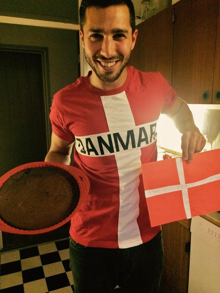 Danmark. Iklædt rød-hvide farver og med en chokoladekage i hånden er Jakob Sheikh vandret igennem rigtig mange menneskers facebookfeed den seneste uge. 