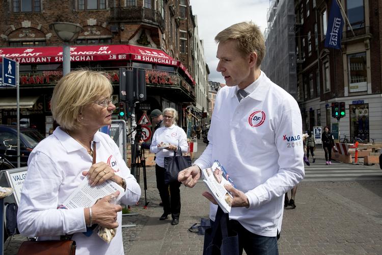 Valgflæsk. Socialdemokraterne har gennem flere måneder regnet på, hvor mange penge, Dansk Folkeparti lover forslag for. »En af udfordringerne i vores politiske debat er, at Dansk Folkeparti al for sjældent bliver stillet til ansvar for alt det, de går og foreslår«, sagde finansminister Bjarne Corydon (S) blandt andet sidste år. 