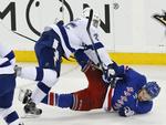 Sammenstød. Tampas Matt Carle (øverst) kolliderer med New Yorks Chris Kreider i den afgørende kamp. 