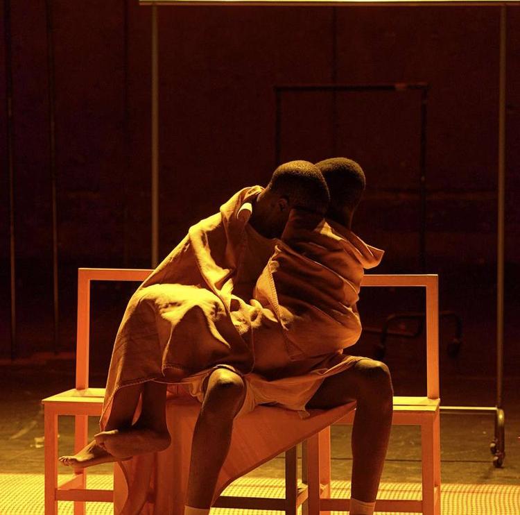 AFRIKA. Peter Brook formår med enkle midler som et orangefarvet tæppe og tre meget dygtige skuespillere at fortælle en historie om jalousi og 400 års afrikansk historie. Pr-foto: Pascal Gely 