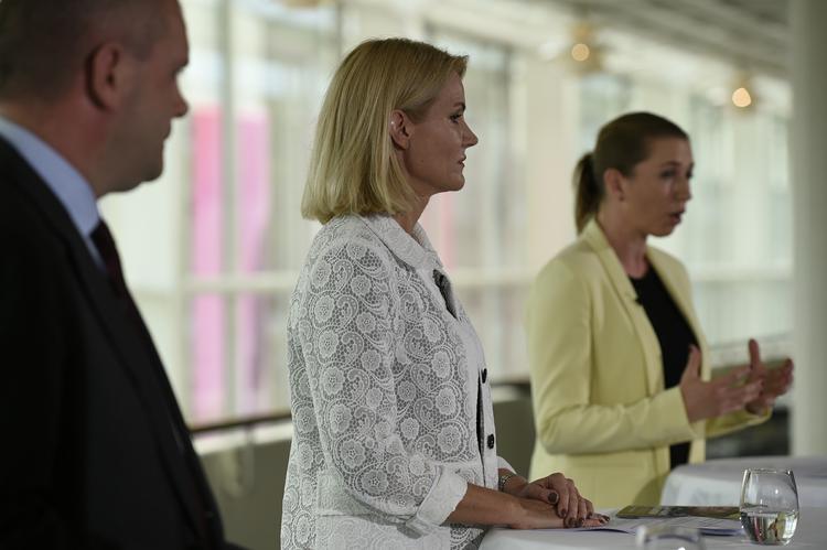Dagpenge. Både statsministeren og justitsminister Mette Frederiksen trækker på skuldrene over SF og DF's dagpengealliance. 