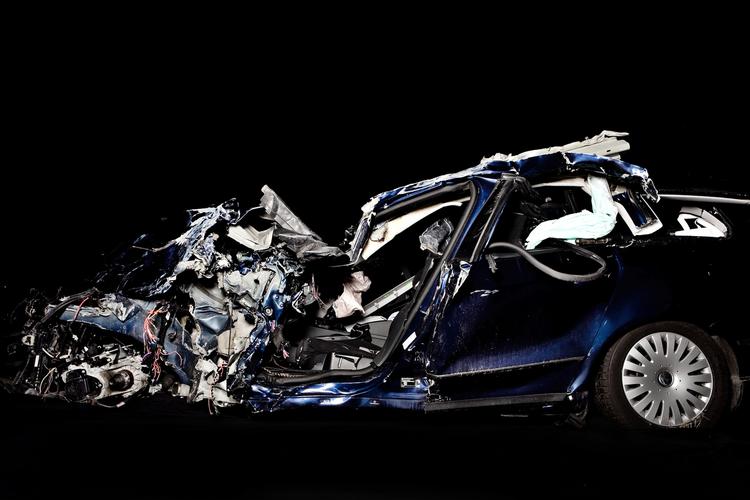 Smadret. Romanens omdrejningspunkt er den tragiske bilulykke, som koster de to unge nabopiger Lilja og Signe livet. Foto: Joachim Adrian 