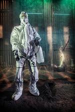 MRSA-VÆSEN. Frederik Meldal Nørgaard er ikke bare i svinestien for at rense den for bakterier, han er selve billedet på en bakterieflora, der kan få hvad som helst til at mutere. 