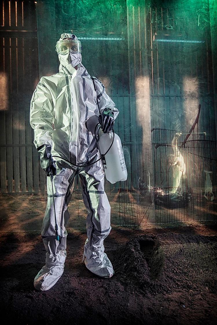 MRSA-VÆSEN. Frederik Meldal Nørgaard er ikke bare i svinestien for at rense den for bakterier, han er selve billedet på en bakterieflora, der kan få hvad som helst til at mutere. 