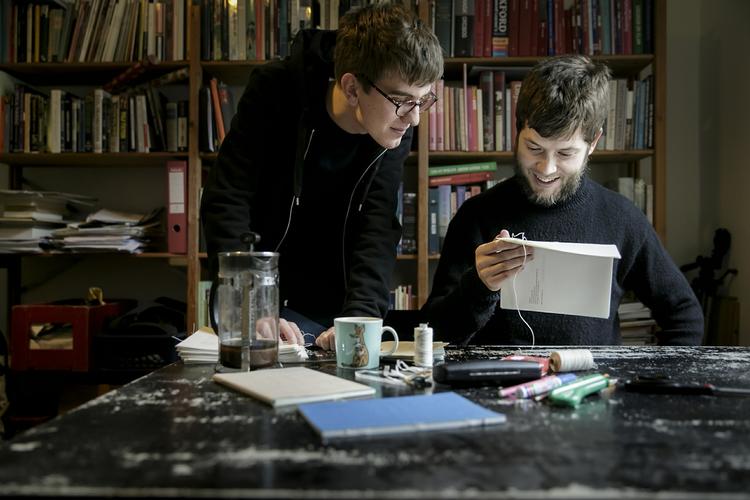 Debut. På billedet ses Rolf Sparre Johansson (t.h.) i sparring med sin med-redaktør, Jakob Slebsager Nielsen (t.v.) på eget forlag, Ovbidat, 2014. Nu debuterer Johansson i trykt form på forlaget Kronstork, i modstæning til Ovbidats håndsyede poesibøger. Foto: Mads Nissen 