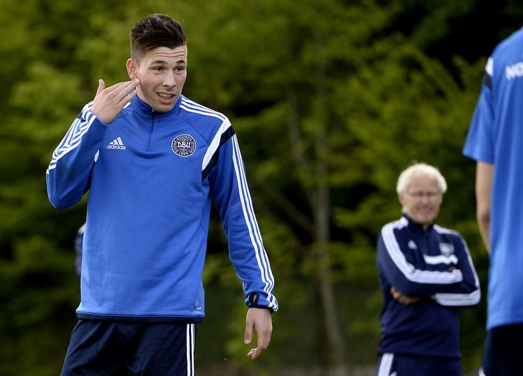 KLAR. Pierre-Emile Højbjerg på træningsbanen, der bliver nøje overvåget af landstræner Morten Olsen i baggrunden. Midtbanespilleren kan blive en vigtig spiller i resten af EM-kvalifikationen. 
