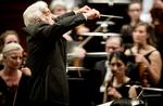 Maestro. Vladimir Ashkenazy – en af vor tids største og kendteste musikere – havde ifølge DR ikke dirigeret DR SymfoniOrkestret siden 1984, da han fredag aften besteg podiet for at dirigere Mahler. 