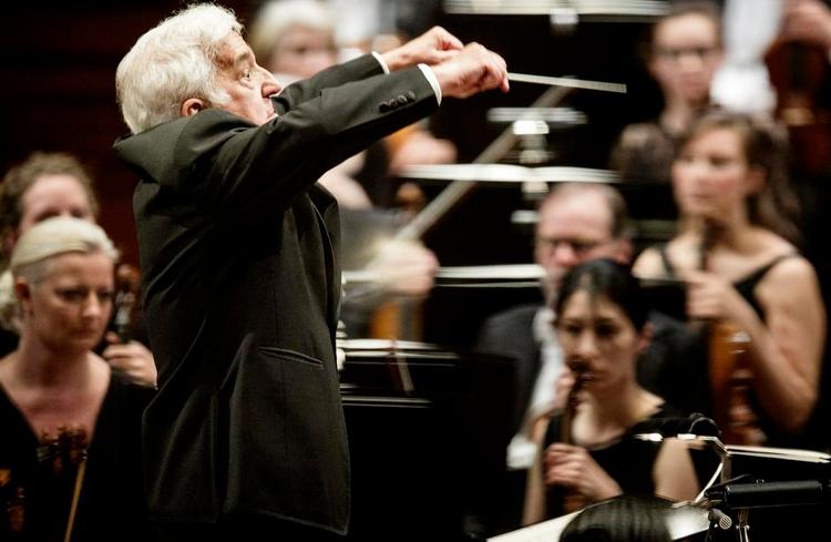 Maestro. Vladimir Ashkenazy – en af vor tids største og kendteste musikere – havde ifølge DR ikke dirigeret DR SymfoniOrkestret siden 1984, da han fredag aften besteg podiet for at dirigere Mahler. 