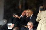 Selfie. Til Nelson Madelas begravelse i december fik Helle Thorning-Schmidt lejlighed til at tage et foto med Barack Obama og David Cameron. 
