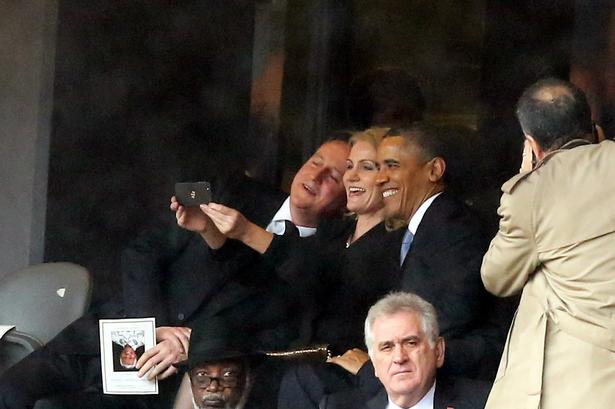 Selfie. Til Nelson Madelas begravelse i december fik Helle Thorning-Schmidt lejlighed til at tage et foto med Barack Obama og David Cameron. 