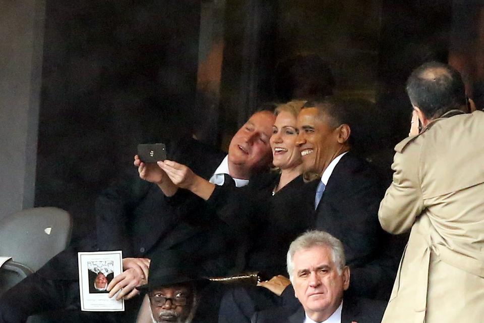 Selfie. Til Nelson Madelas begravelse i december fik Helle Thorning-Schmidt lejlighed til at tage et foto med Barack Obama og David Cameron. 