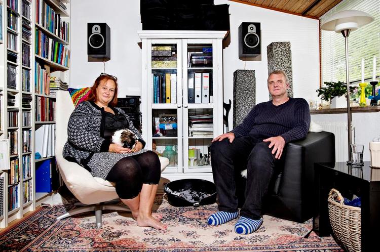 Hverdag. Britt Rasmussen har netop fået en hund for ikke at føle sig alene, når hun går hjemme som ledig, mens hendes mand Henrik Munkholm Rasmussen går på arbejde. 