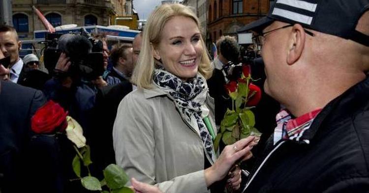 Fremgang. Statsminister Helle Thorning-Schmidt har grund til at smile. Hun og rød blok haler med stor hast ind på blå blok og kan nu være kun ét mandat fra at genvinde regeringsmagten. 