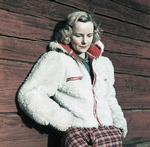 Vacker. Kort, kunstig pels med markante detaljer og en ternet nederdel - det kunne være fra 2015, men billedet blev taget for 74 år siden. 