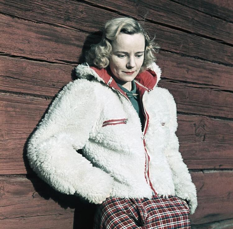 Vacker. Kort, kunstig pels med markante detaljer og en ternet nederdel - det kunne være fra 2015, men billedet blev taget for 74 år siden. 