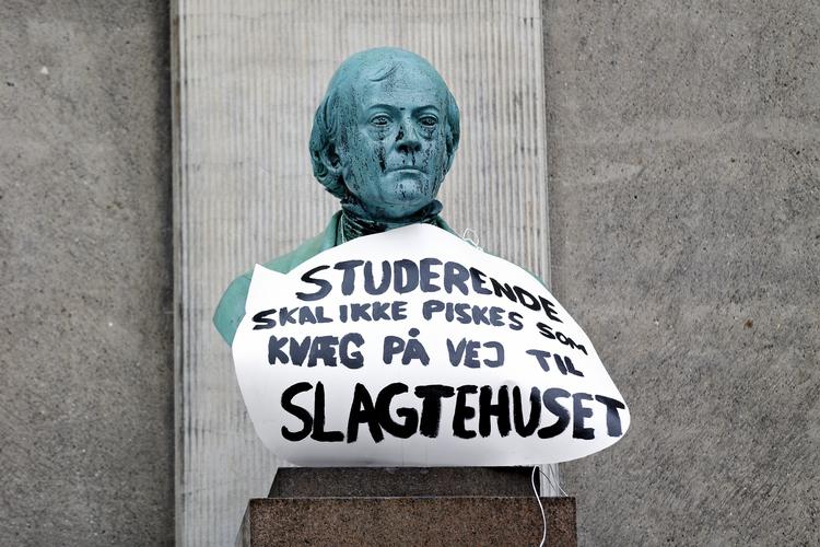 Frit? Venstre holder fast i målet om, at de studerende skal være hurtigere færdige - men ansvaret skal tilbage til de studerende og universiteterne. 