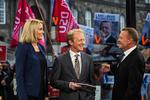 DEBAT. Helle Thorning-Schmidt (S) og Lars Løkke Rasmussen var til aften i direkte duel på TV 2. Poul Erik Skammelsen styrede slagets gang. 