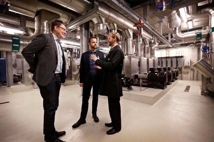Køligt. Chefen for Hofor Fjernkøling, viser to radikale ministre, Rasmus Helveg Petersen og Morten Østergaard, rundt på anlægget, som bruger havvand til køling af blandt andet Post Danmarks bygninger. Foto: Jens Dresling 