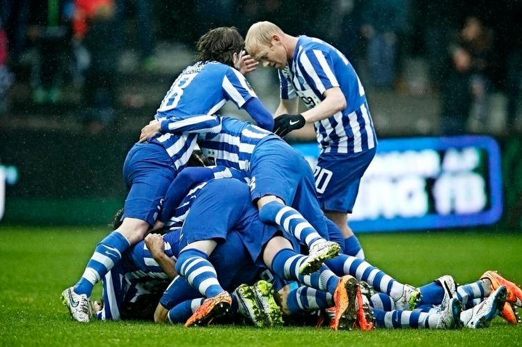 JUHU. Nederst i bunken ligger Mick vanBuren efter at have sikret Esbjerg sejren med sit andet mål i kampen. 