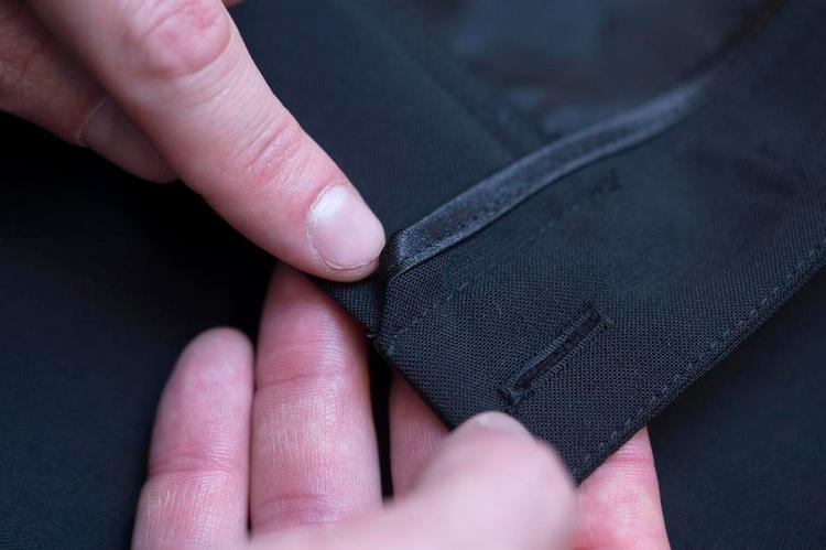 DETALJER. Gabende knapper og ribkanter samt lommer i forskellige størrelser skriger til himlen for en fagmand som skrædder Lasse Spangenberg. I Politikens stikprøve af dyrt og billigt tøj glæder han sig også over lækre finesser som en firkantet gylp og skjulte hægter. 