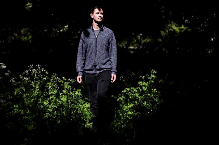 Genoplivet. 21-årige Simon Jakobsen faldt om med hjertestop for et år siden, men blev reddet af sin vens hjertemassage. Ofte tror hverken læger eller de unge mænd selv, at de kan være alvorligt syge. 