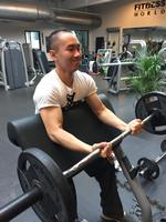 Styrke. Jimmy Nguyen løfter vægte igen efter sin kræftsygdom, som lægen var længe om at konstatere. Det var først, da han havde lymfeknuder på størrelse med hønseæg, at diagnosen blev stillet. Foto: Privat 