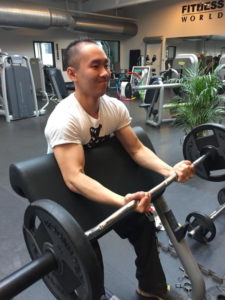 Styrke. Jimmy Nguyen løfter vægte igen efter sin kræftsygdom, som lægen var længe om at konstatere. Det var først, da han havde lymfeknuder på størrelse med hønseæg, at diagnosen blev stillet. Foto: Privat 