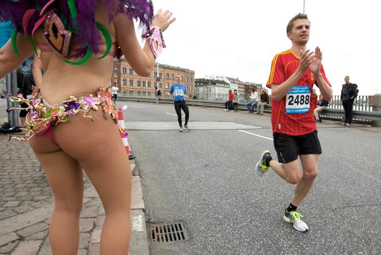 Fest. Hold en fest på sidelinjen og hep på deltagerne til Copenhagen Marathon. 