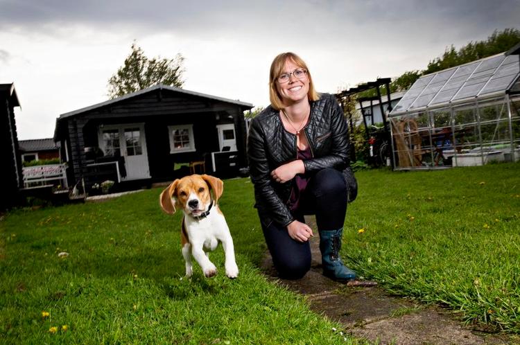 Besparelse. Sebrina Thagaard sparer 6.000 kroner om året på sine forsikringer på bil, hund, hus med mere, fordi hun indhentede tilbud fra andre selskaber og viste dem til sit eget forsikringsselskab Tryg. De gav hende så et nyt og bedre tilbud. 