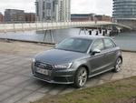 Diskret.  Audi S1 skilter ikke meget med sine mange kræfter. Der er dog særlige emblemer hist og her. 