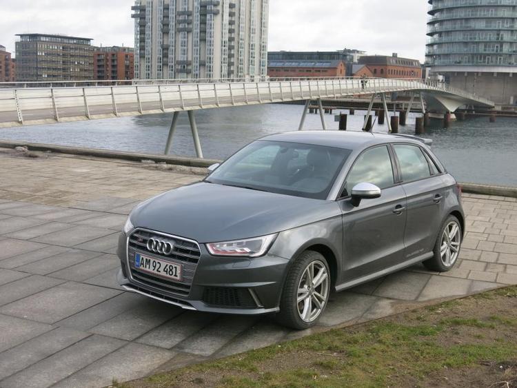 Diskret.  Audi S1 skilter ikke meget med sine mange kræfter. Der er dog særlige emblemer hist og her. 
