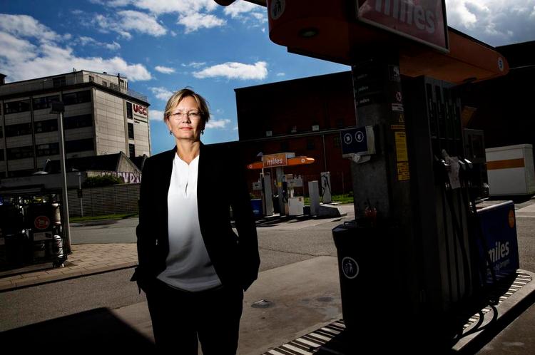 driftig. I Los Angeles får den nuværende danske Statoil-direktør Pia Bach Henriksen ansvaret for 555 tankstationer og 278 forretninger uden benzinstandere i staterne Californien, Oregon, Washington og Hawaii. 
