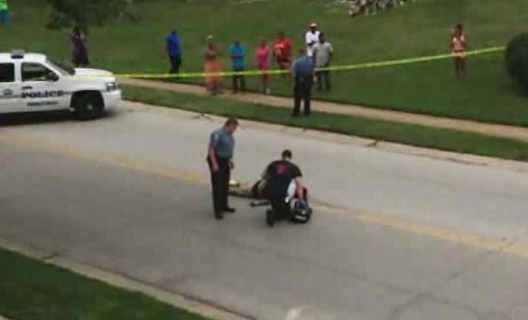 SKUDDRAB. Efterforskere i Ferguson i færd med at undersøge forløbet, der fik betjent til at trække sin tjenestepistol og skyde mod Michael Brown. 