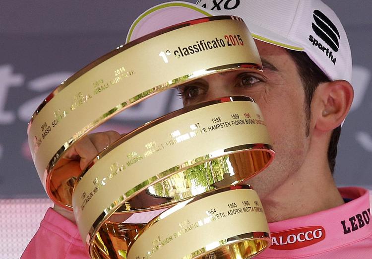 Triumf. Contador gik ned med flaget på den sidste bjergetape i lørdags, men vandt alligevel den italienske rundtur. 