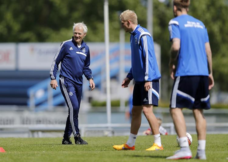 Presset. Morten Olsen har kun 12-14 mand til rådighed på træningsbanen i øjeblikket. De 7 fra Superligaen bliver i deres klubber frem til sæsonafslutningen på søndag. 