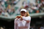 Exit. Sharapova er ude i Paris og kan se frem til at ryge ned på ranglistens fjerdeplads på mandag. 