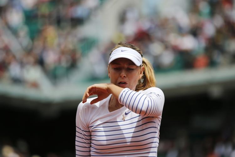 Exit. Sharapova er ude i Paris og kan se frem til at ryge ned på ranglistens fjerdeplads på mandag. 
