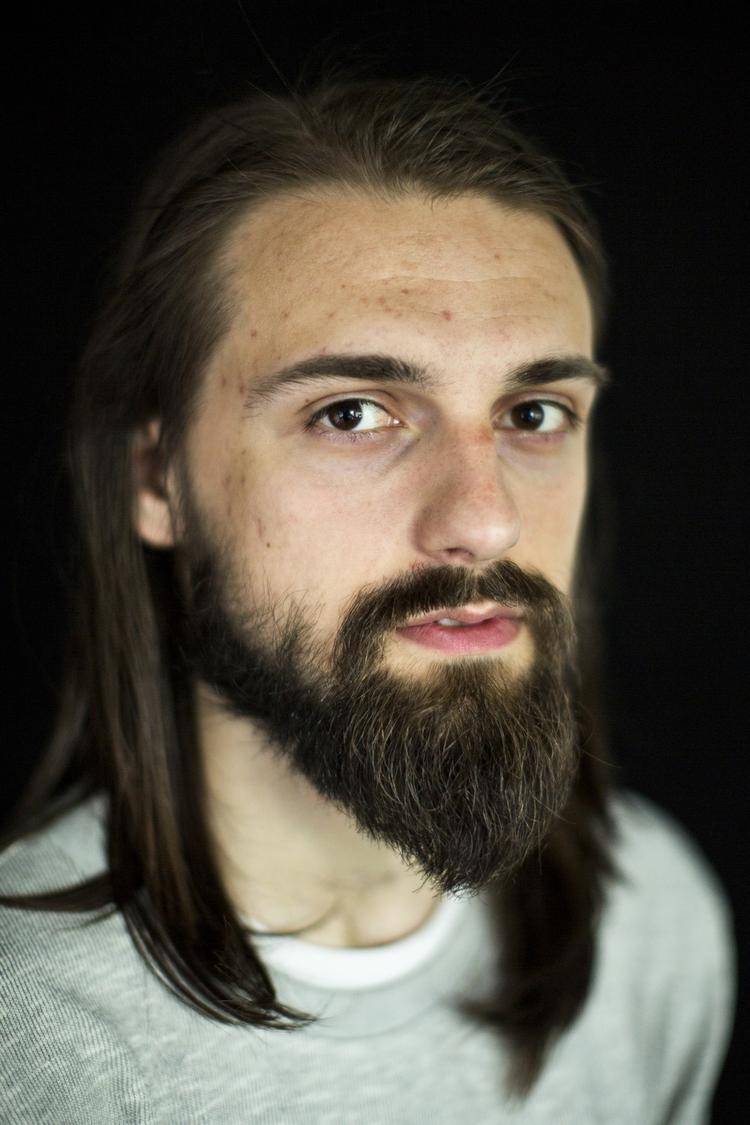 Ejerskab. Den danske rapper Sukker Lyn (Lazar Lakic) er havnet i en strid om et beat. 