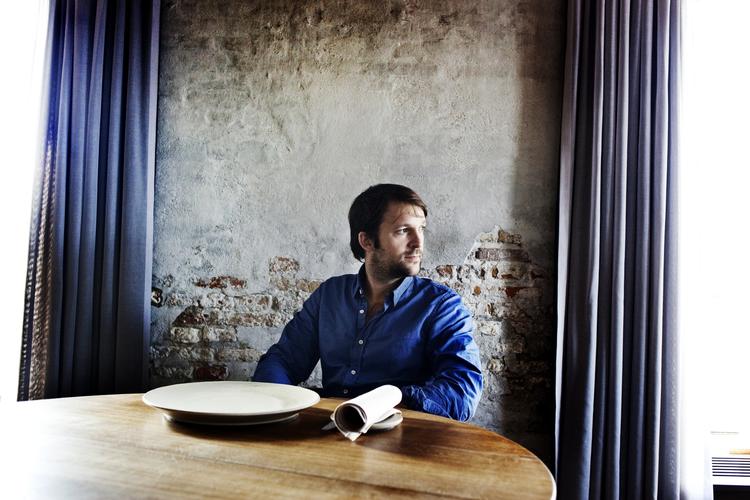 Spændt. I aften bliver det afgjort, om Nomas øverste mand i køkkenet, Rene Redzepi, for femte gang kan pryde sig af at være spidsen for verdens bedste restaurant. 