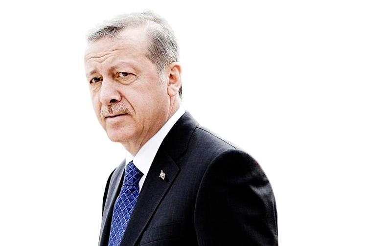 Forfatningsstridigt. Recep Tayyip Erdogan er som den eneste i Tyrkiet tvunget til ved lov at holde lige afstand til alle partier og ikke involvere sig i det kommende parlamentsvalg. Men det blæser han på. Foto: Vadim Ghirda/AP 