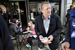 Hjemmebane. Lars Løkke Rasmussen var i går på charmetur i Herning, der er en af venstres højborge. Her deler han foldere ud på gågaden. 