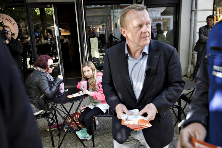 Hjemmebane. Lars Løkke Rasmussen var i går på charmetur i Herning, der er en af venstres højborge. Her deler han foldere ud på gågaden. 