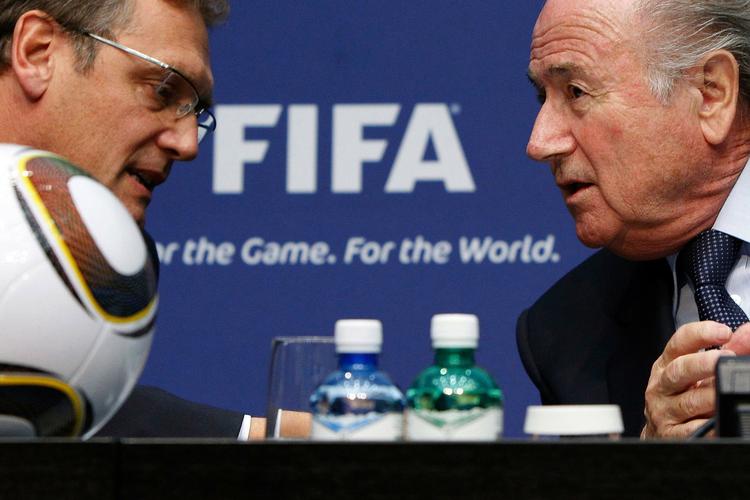 Fifa-skandale. Præsident Blatter (th) og generalsekretær Valcke (tv) er de to mest magtfulde mænd i organisationen, der har været under massiv beskydning i en uge. 