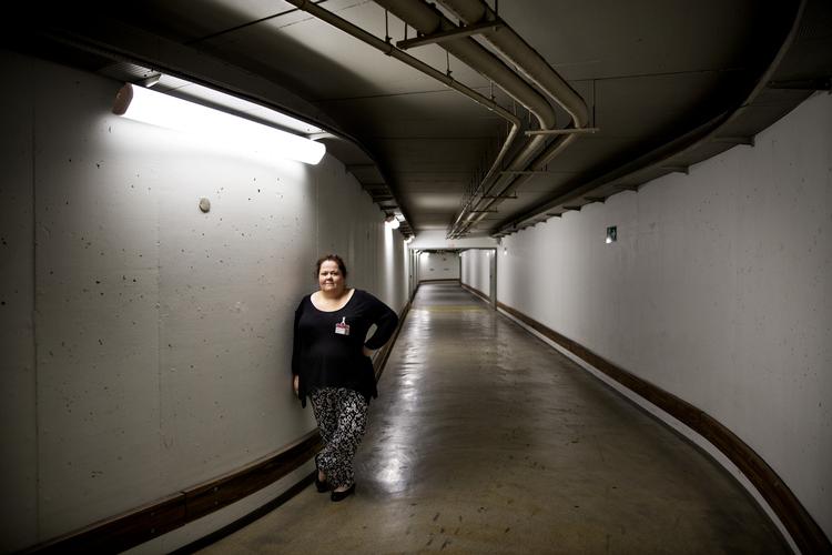 Sygeplejerske. Tillidskvinde Diana Jensen og hendes kolleger på Rigshospitalet må affinde sig med, at deres lønstigninger i højere grad end hidtil reguleres nedad, fordi de ikke må tjene mere end privat ansatte. 