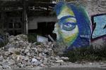 sammenbrudt. Den græske gadekunstner Achilles har lavet denne graffiti på muren til et forladt hus i  Athen. 