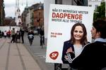 Valgplakat. SF's leder bliver hængt på Dronning Louises Bro i København. 