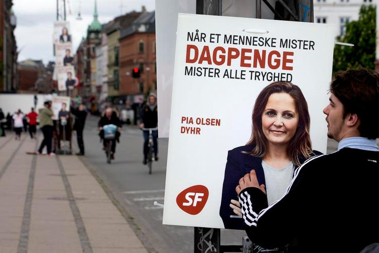 Valgplakat. SF's leder bliver hængt på Dronning Louises Bro i København. 